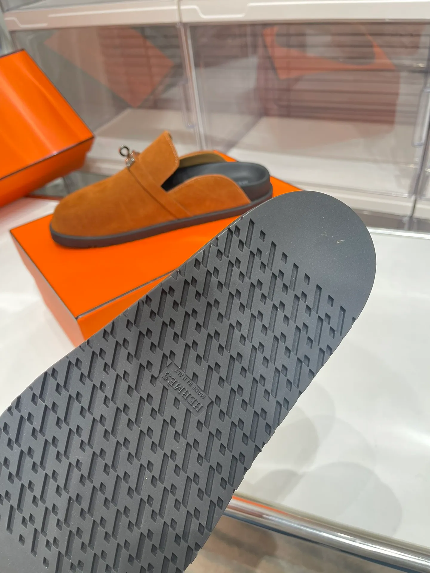 [H Family Hermès] P: 540💰 Size: Male 39-44 (45 46 customized) Female 35-40 (41 42 customized) HERMES Hermès latest kelly buckle couple style Birkenstock slippers, classic family language design! It looks good no matter how you match it! Casual and high-end feeling, the comfort is also great, paired with a variety of colorful socks, it gives a trendy and high-end feel ●Upper: imported cow suede ●Inner: imported sheepskin ●Foot pads: imported mixed sheepskin ●Outsole: Tpu non-slip and wear-resistant outsole
